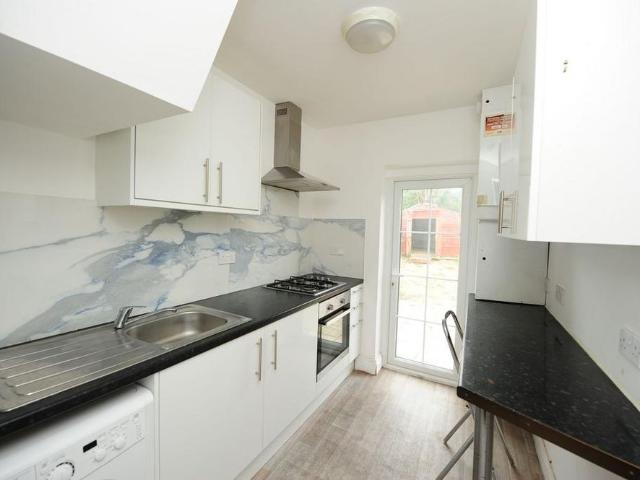 3 bedroom end of terrace house to rent