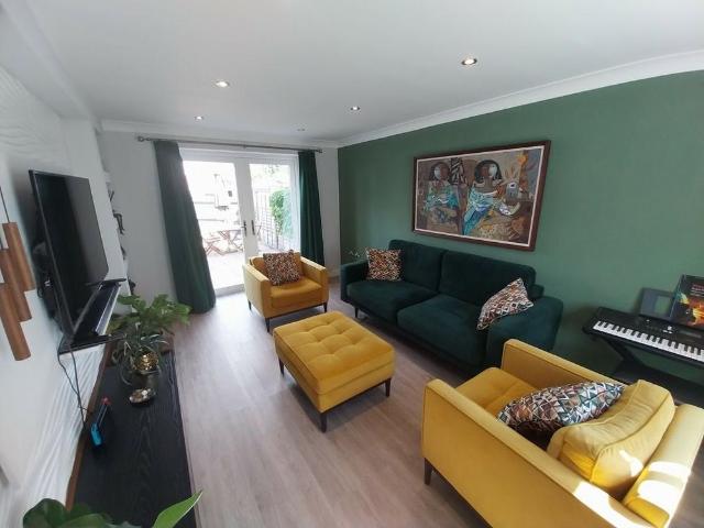 3 bedroom end of terrace house to rent