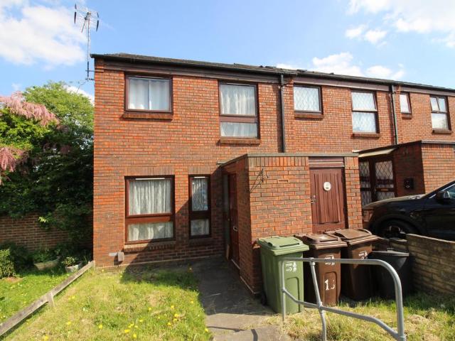 3 bedroom end of terrace house to rent