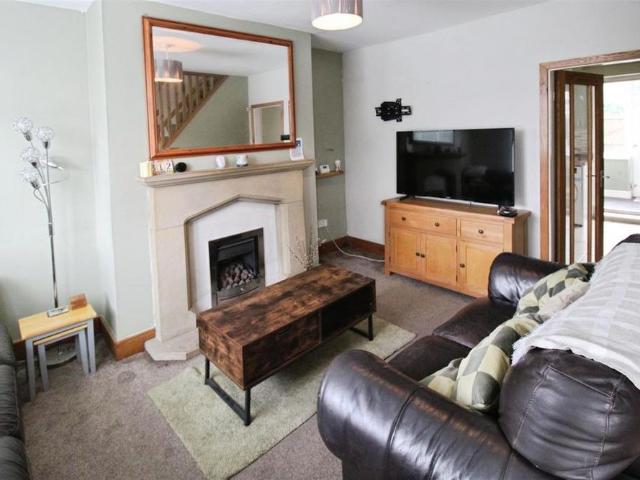 3 bedroom end of terrace house to rent