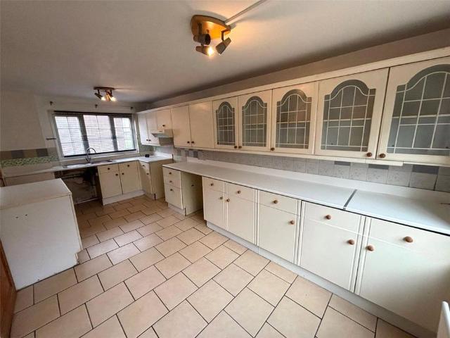 3 bedroom end of terrace house to rent