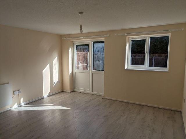 3 bedroom end of terrace house to rent