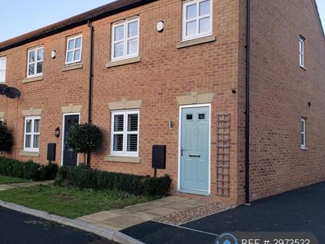3 bedroom end of terrace house to rent