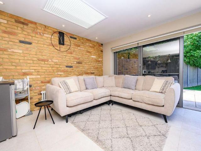 3 bedroom end of terrace house to rent