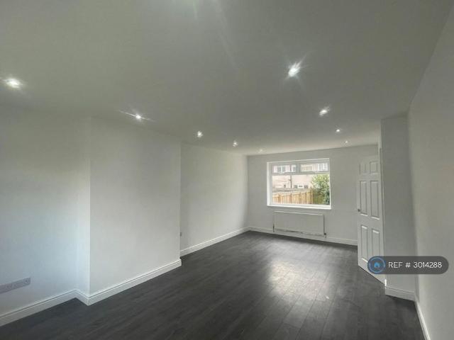 3 bedroom end of terrace house to rent