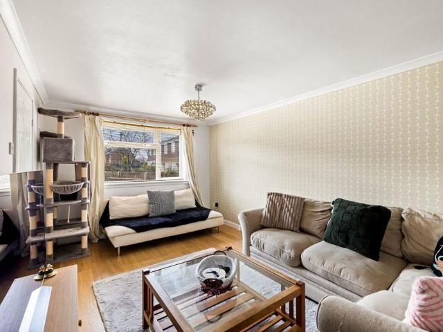 3 bedroom end of terrace house to rent