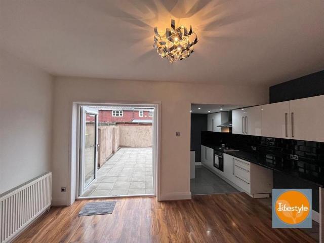 3 bedroom end of terrace house to rent