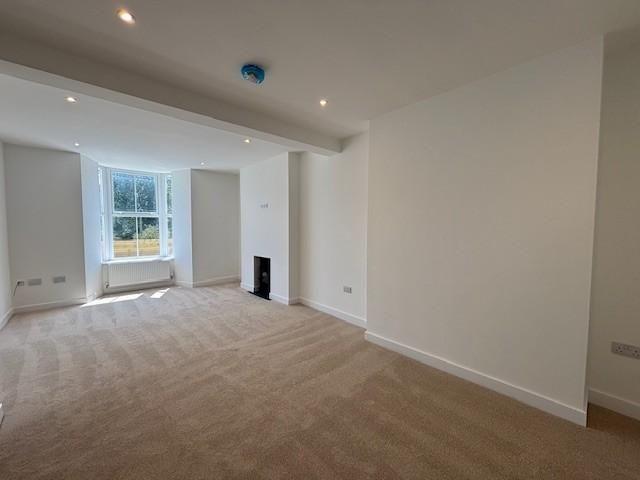 3 bedroom end of terrace house to rent