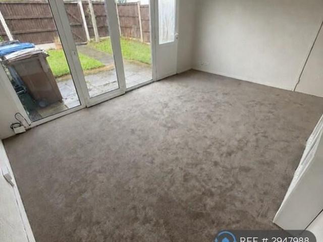 3 bedroom end of terrace house to rent