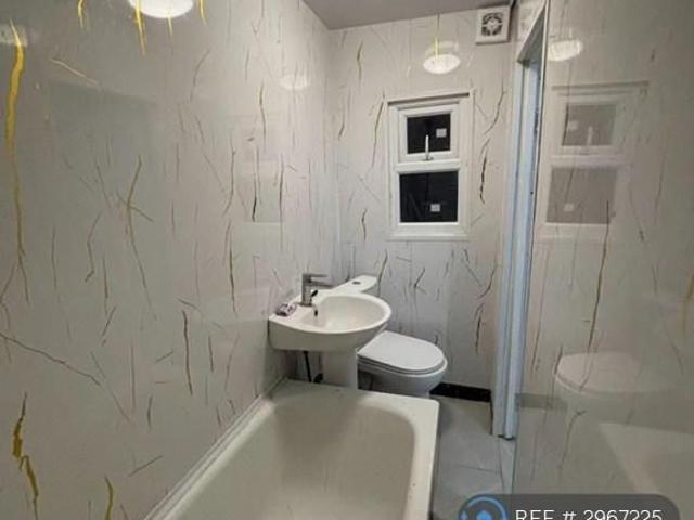 3 bedroom end of terrace house to rent