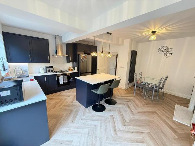 3 bedroom end of terrace house to rent