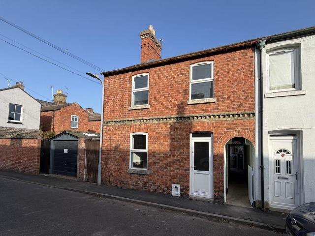3 bedroom end of terrace house to rent