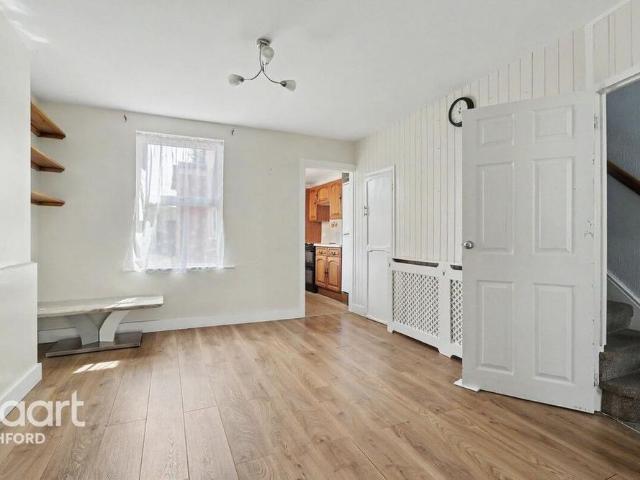 3 bedroom end of terrace house to rent