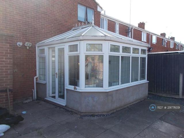 3 bedroom end of terrace house to rent
