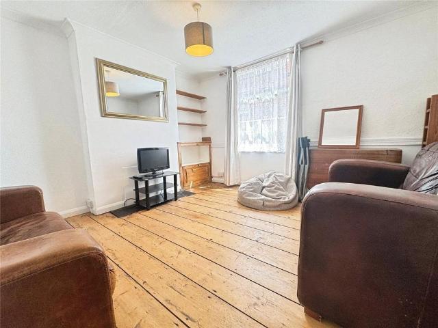 3 bedroom end of terrace house to rent