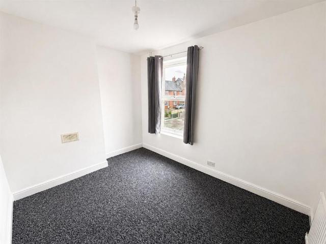 3 bedroom end of terrace house to rent