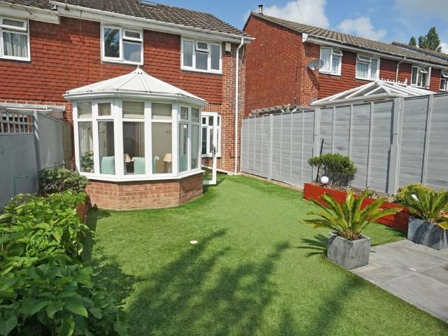 3 bedroom end of terrace house to rent