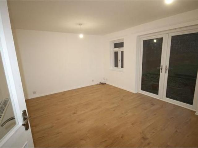 3 bedroom end of terrace house to rent