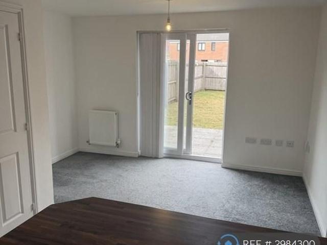 3 bedroom end of terrace house to rent