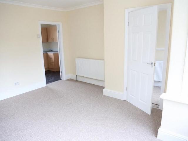 3 bedroom end of terrace house to rent