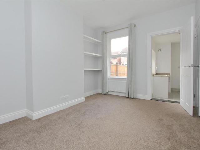 3 bedroom end of terrace house to rent