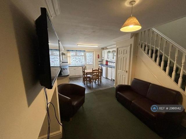 3 bedroom end of terrace house to rent