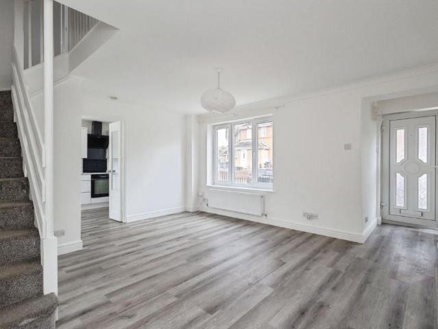 3 bedroom end of terrace house to rent