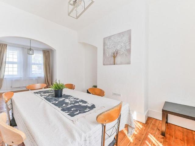 3 bedroom end of terrace house to rent