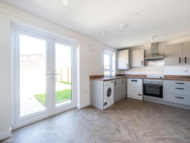3 bedroom end of terrace house to rent