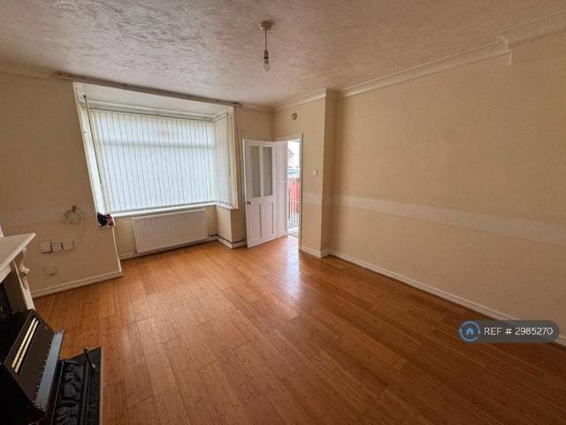 3 bedroom end of terrace house to rent