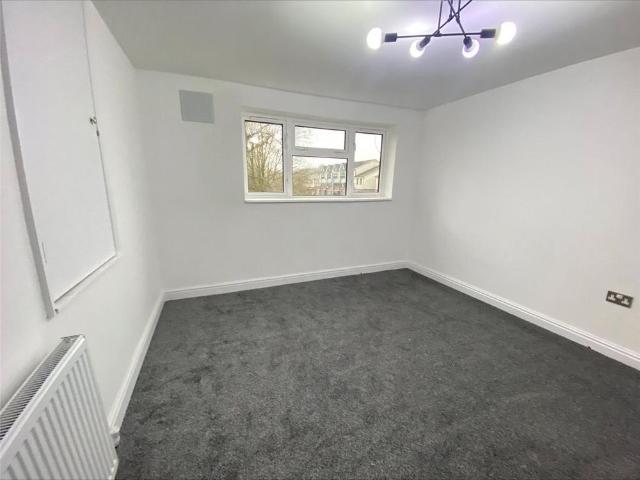 3 bedroom end of terrace house to rent