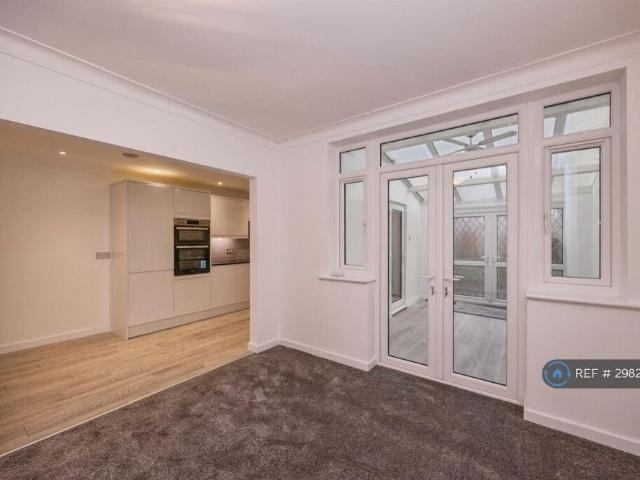 3 bedroom end of terrace house to rent