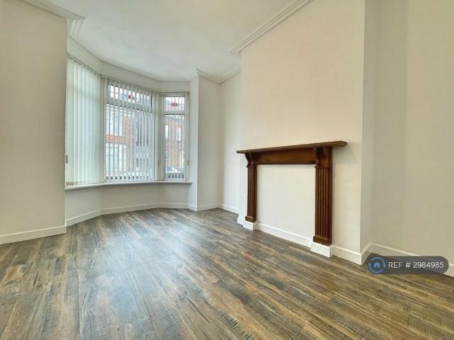 3 bedroom end of terrace house to rent