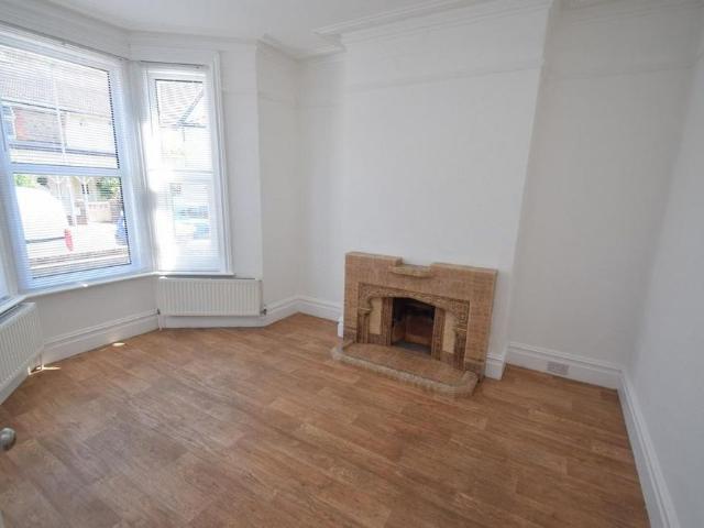 3 bedroom end of terrace house to rent