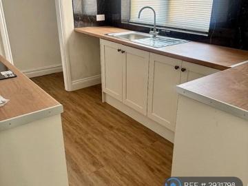 3 bedroom end of terrace house to rent