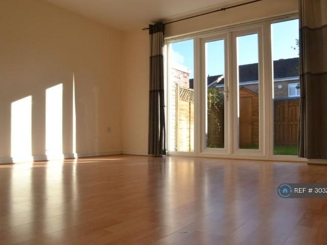 3 bedroom end of terrace house to rent