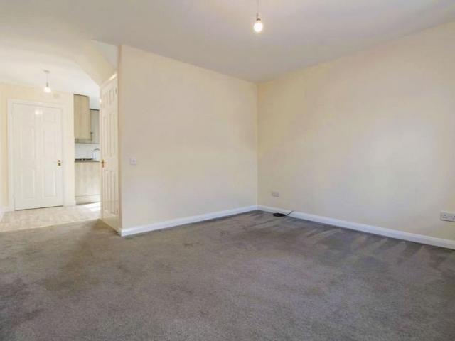 3 bedroom end of terrace house to rent