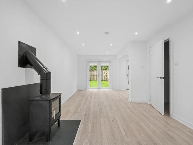 3 bedroom end of terrace house to rent