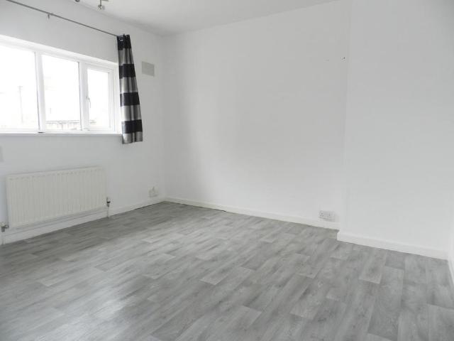 3 bedroom end of terrace house to rent