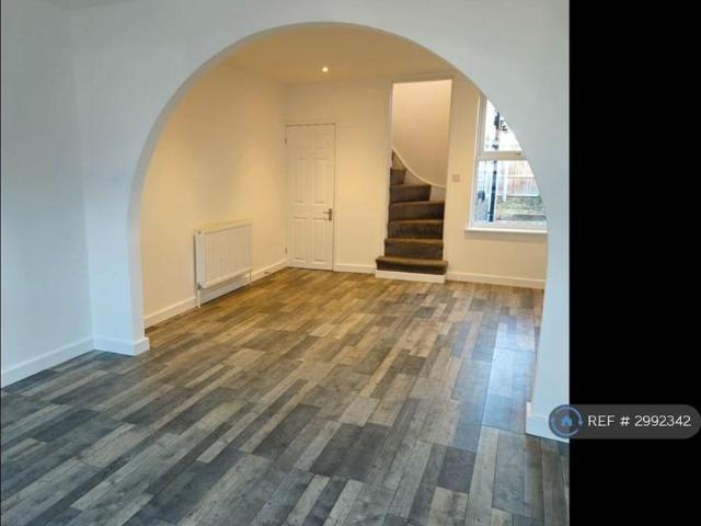 3 bedroom end of terrace house to rent