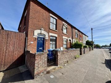 3 bedroom end of terrace house to rent
