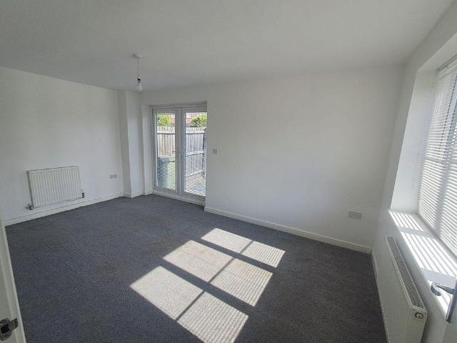 3 bedroom end of terrace house to rent