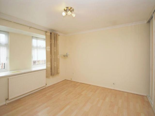 3 bedroom end of terrace house to rent