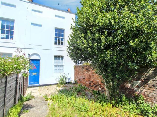 3 bedroom end of terrace house to rent