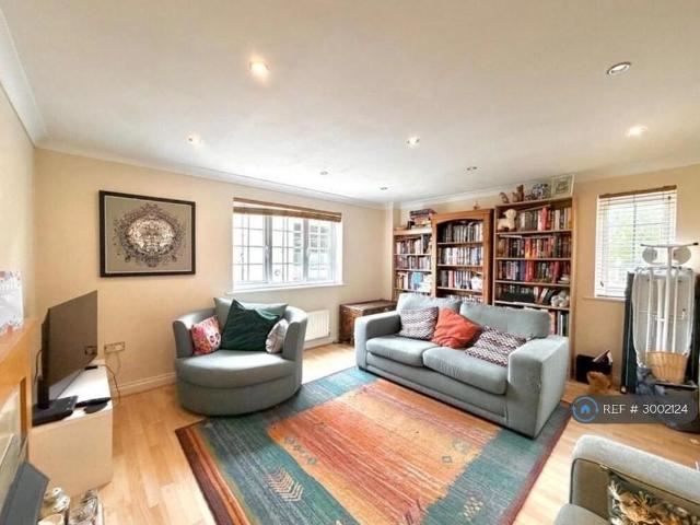 3 bedroom end of terrace house to rent