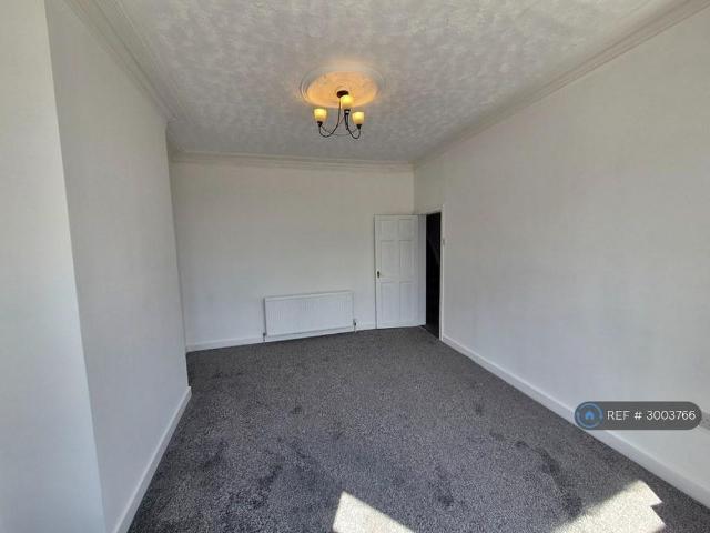 3 bedroom end of terrace house to rent