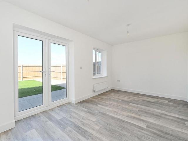 3 bedroom end of terrace house to rent