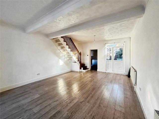 3 bedroom end of terrace house to rent