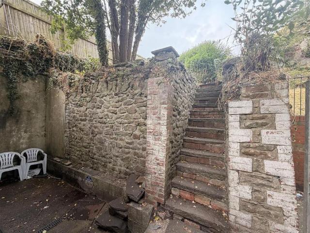3 bedroom end of terrace house to rent