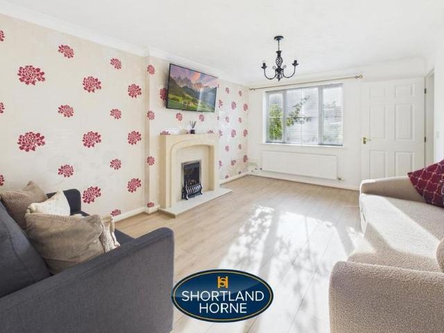 3 bedroom end of terrace house to rent